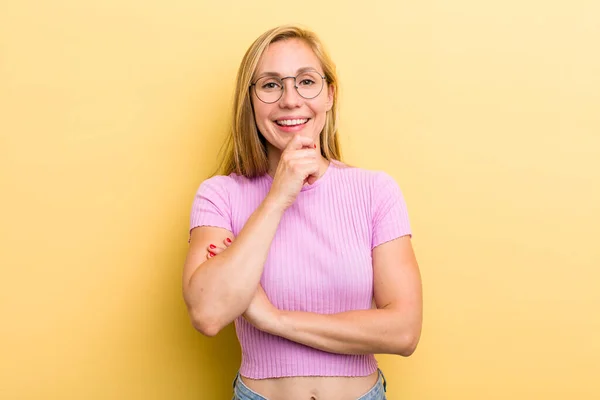 Jong Volwassen Blonde Vrouw Glimlachen Genieten Van Het Leven Gelukkig — Stockfoto