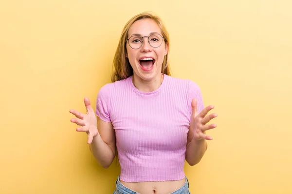 Giovane Donna Bionda Adulta Sentirsi Felice Stupita Fortunata Sorpresa Come — Foto Stock