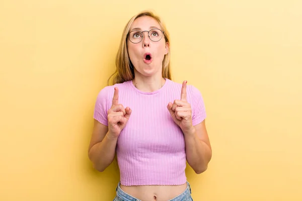 Young Adult Blonde Woman Looking Shocked Amazed Open Mouthed Pointing — Stockfoto