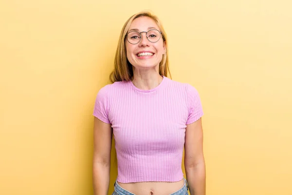 Jovem Mulher Loira Adulta Olhando Feliz Pateta Com Largo Divertido — Fotografia de Stock