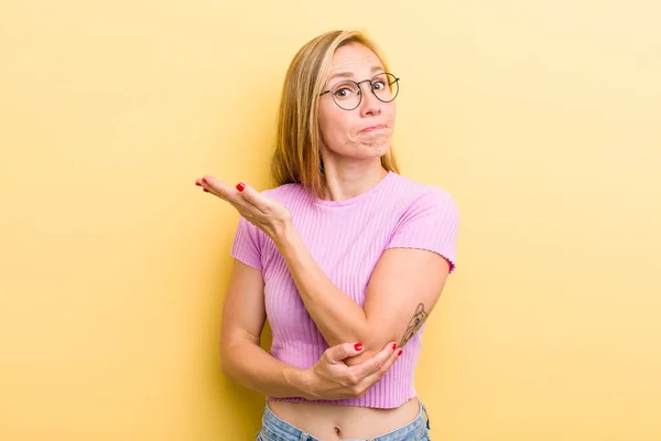 Young Adult Blonde Woman Feeling Confused Clueless Wondering Doubtful Explanation — Stockfoto