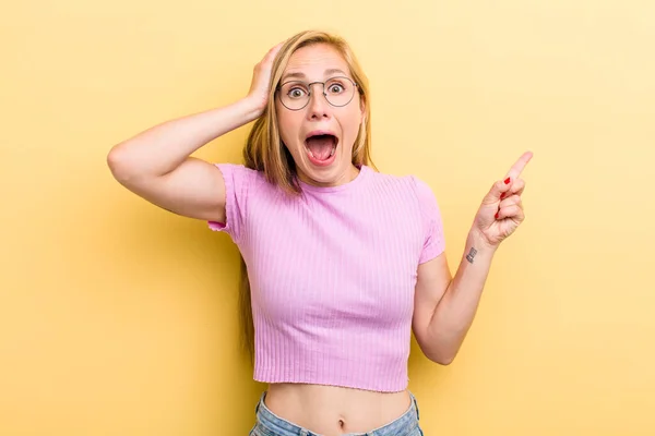 Jong Volwassen Blonde Vrouw Lachen Kijken Gelukkig Positief Verrast Realiseert — Stockfoto