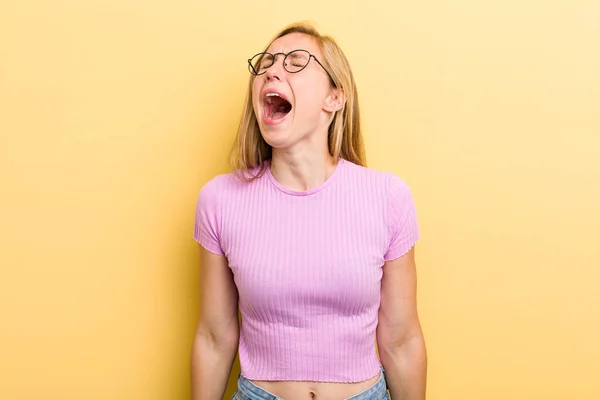 Young Adult Blonde Woman Screaming Furiously Shouting Aggressively Looking Stressed — Stockfoto