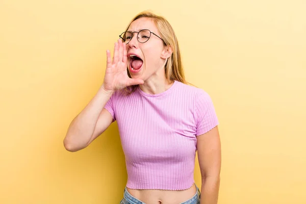Young Adult Blonde Woman Yelling Loudly Angrily Copy Space Side — Foto Stock