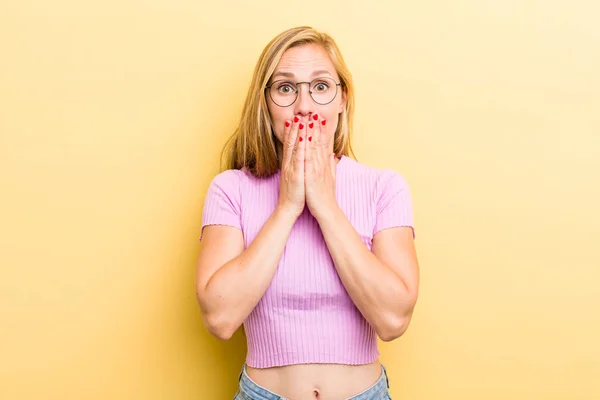 Giovane Donna Bionda Adulta Felice Eccitata Sorpresa Stupita Che Copre — Foto Stock