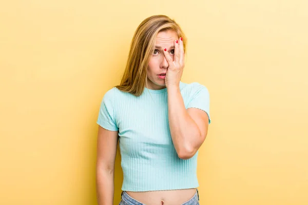 Junge Erwachsene Blonde Frau Die Sich Gelangweilt Frustriert Und Schläfrig — Stockfoto