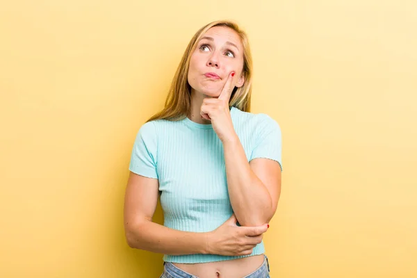 Junge Erwachsene Blonde Frau Mit Konzentriertem Blick Fragend Mit Zweifelndem — Stockfoto