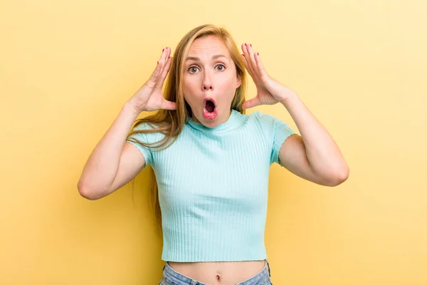 Young Adult Blonde Woman Screaming Hands Air Feeling Furious Frustrated — Stock fotografie