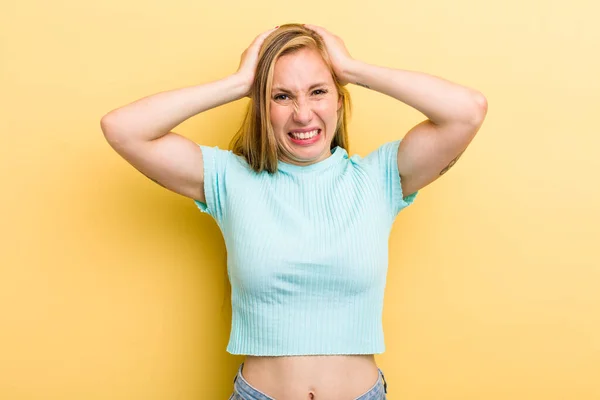 Junge Erwachsene Blonde Frau Frustriert Und Genervt Des Scheiterns Überdrüssig — Stockfoto
