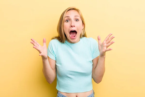 Jong Volwassen Blonde Vrouw Voelen Zich Zeer Geschokt Verrast Angstig — Stockfoto