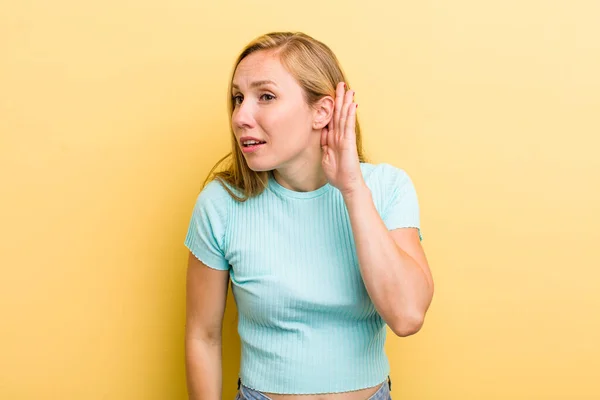 Jovem Mulher Loira Adulta Olhando Sério Curioso Ouvindo Tentando Ouvir — Fotografia de Stock