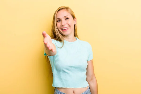 Jong Volwassen Blonde Vrouw Glimlachen Zoek Gelukkig Zelfverzekerd Vriendelijk Het — Stockfoto