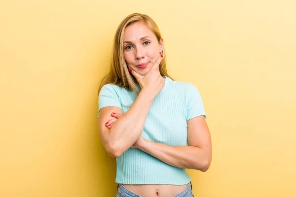 Young Adult Blonde Woman Looking Serious Thoughtful Distrustful One Arm — Stok fotoğraf