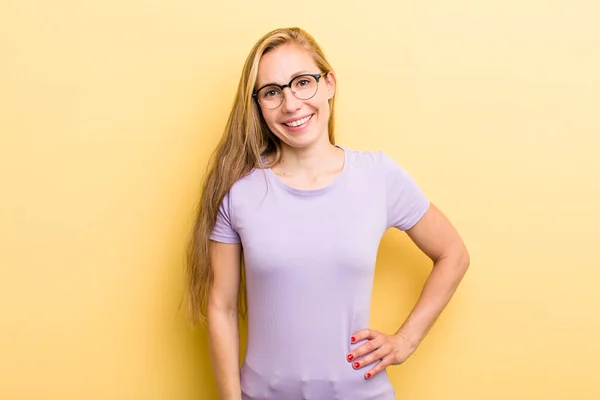 Young Adult Blonde Woman Smiling Happily Hand Hip Confident Positive — ストック写真