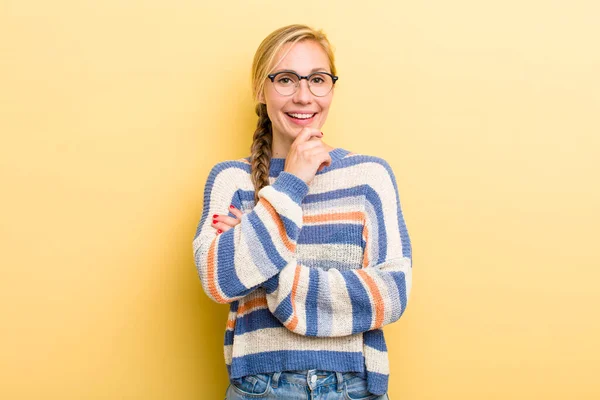 Young Adult Blonde Woman Smiling Enjoying Life Feeling Happy Friendly — Stockfoto