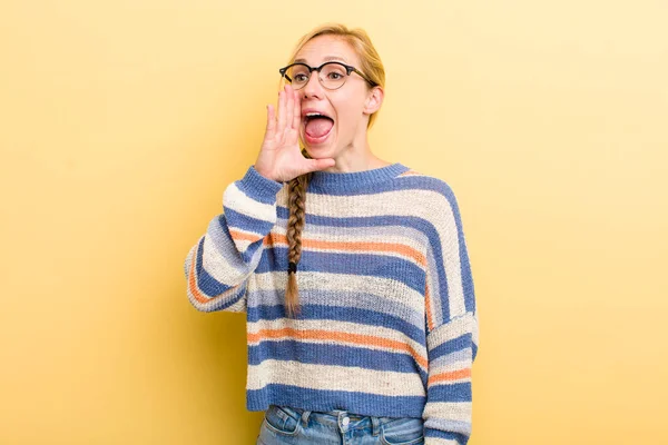 Young Adult Blonde Woman Profile View Looking Happy Excited Shouting — Photo