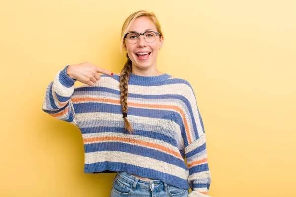 Jong Volwassen Blonde Vrouw Zoek Gelukkig Trots Verrast Vrolijk Wijzend — Stockfoto