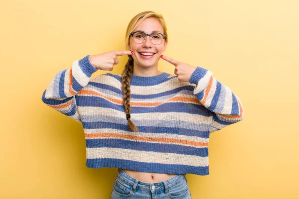 Young Adult Blonde Woman Smiling Confidently Pointing Own Broad Smile — Foto Stock