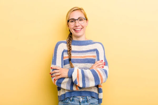 Jong Volwassen Blonde Vrouw Zoek Als Een Gelukkig Trots Tevreden — Stockfoto
