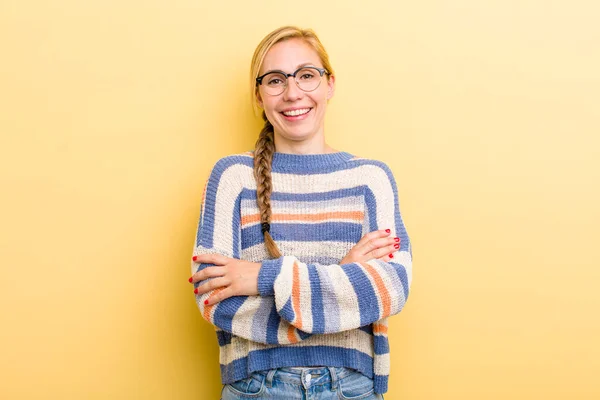 Jovem Mulher Loira Adulta Olhando Como Feliz Orgulhoso Satisfeito Realizador — Fotografia de Stock