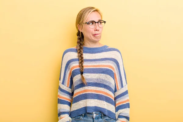 Young Adult Blonde Woman Looking Puzzled Confused Wondering Trying Solve — Foto Stock