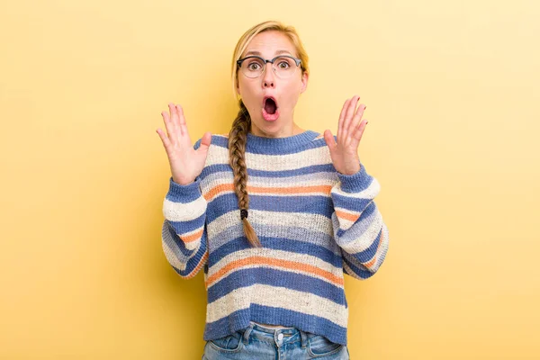 Young Adult Blonde Woman Looking Shocked Astonished Jaw Dropped Surprise — Stockfoto