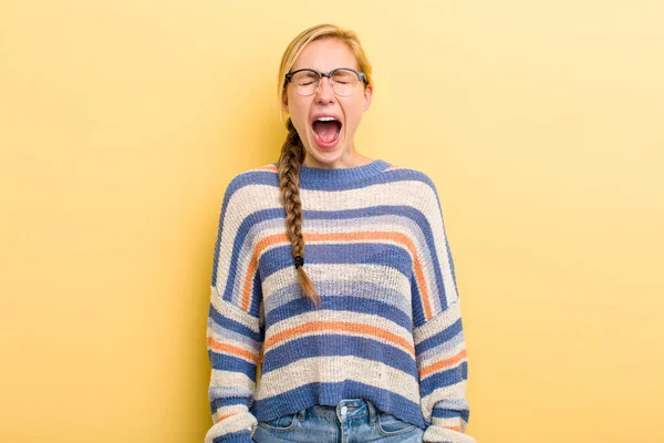 Jong Volwassen Blonde Vrouw Schreeuwen Agressief Kijken Erg Boos Gefrustreerd — Stockfoto