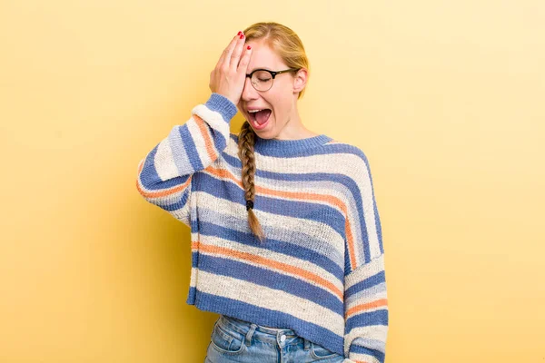 Young Adult Blonde Woman Laughing Slapping Forehead Saying Doh Forgot — Foto Stock