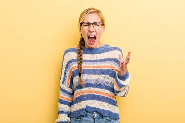 Giovane Donna Bionda Adulta Che Sembra Arrabbiata Infastidita Frustrata Urlando — Foto Stock