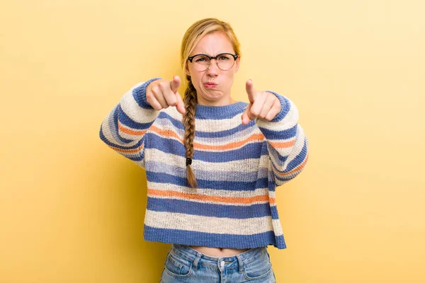 Young Adult Blonde Woman Pointing Forward Camera Both Fingers Angry — Stock Photo, Image