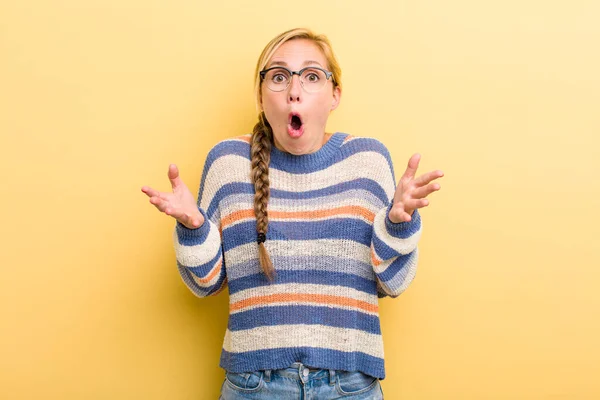 Young Adult Blonde Woman Open Mouthed Amazed Shocked Astonished Unbelievable — Foto Stock