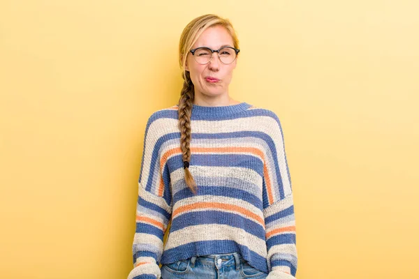 Jong Volwassen Blonde Vrouw Zoek Gelukkig Vriendelijk Glimlachen Knipperen Een — Stockfoto