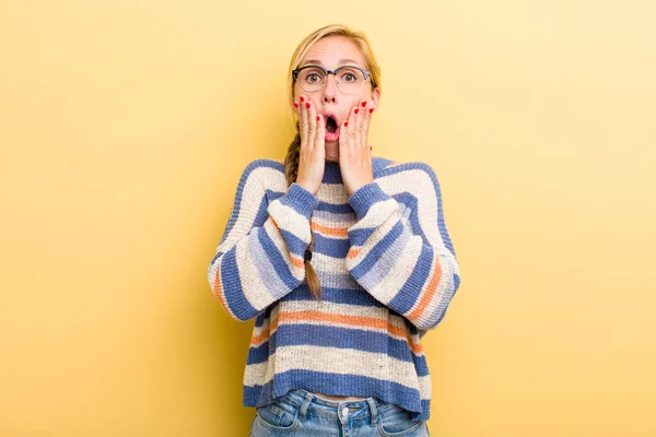 Young Adult Blonde Woman Feeling Shocked Scared Looking Terrified Open — Foto Stock