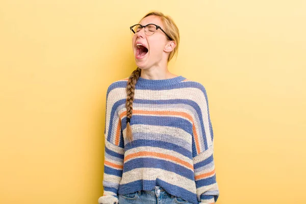 Young Adult Blonde Woman Screaming Furiously Shouting Aggressively Looking Stressed — Stockfoto