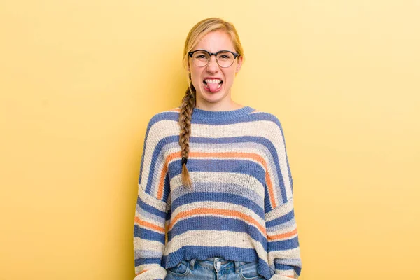 Junge Erwachsene Blonde Frau Angewidert Und Irritiert Die Zunge Herausstreckt — Stockfoto