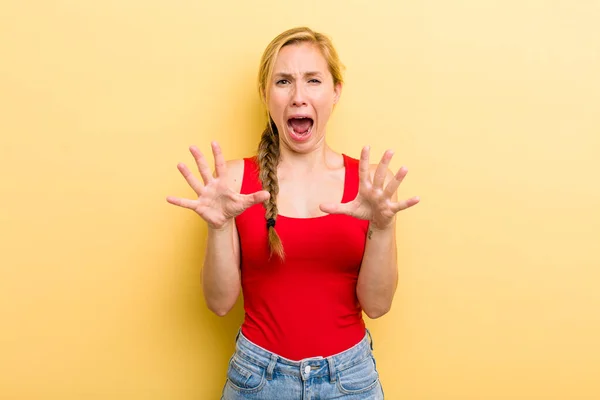 Young Adult Blonde Woman Feeling Terrified Backing Screaming Horror Panic — Stock Photo, Image