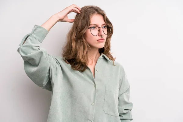 Teenager Young Girl Feeling Puzzled Confused Scratching Head Looking Side — Stockfoto