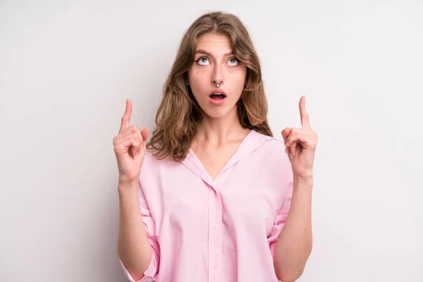 Teenager Young Girl Looking Shocked Amazed Open Mouthed Pointing Upwards — Stockfoto