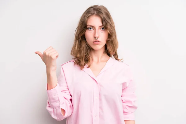 Teenager Young Girl Looking Astonished Disbelief Pointing Object Side Saying — Stockfoto