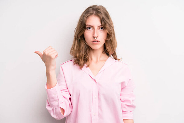 Подросток, выглядящий изумленным в неверии, указывающий на объект сбоку и говорящий: Вау, невероятно