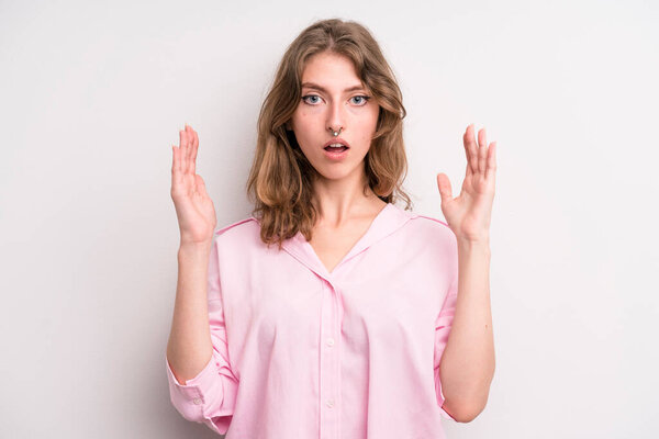 подросток молодая девушка выглядит в шоке и изумлении, с челюстью упал в удивление, когда понимая что-то невероятное