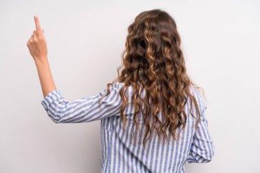 Genç ve güzel bir kadın dikiz aynası ve fotokopi alanı üzerinde durup objeyi işaret ediyor