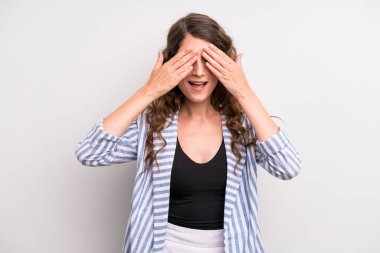 Genç ve güzel bir kadın gülümsüyor ve mutlu hissediyor. İki eliyle gözlerini kapatıyor ve inanılmaz bir sürpriz bekliyor.