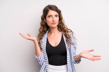 Şaşkın, kafası karışmış ve stresli görünen genç ve güzel bir kadın. Farklı seçenekler arasında merak ediyor. Belirsiz hissediyor.