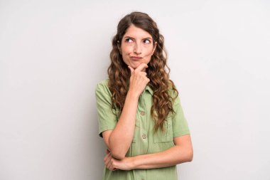 Genç ve güzel bir kadın. Düşünüyor, kuşkulu ve kafası karışık. Farklı seçenekleri var.