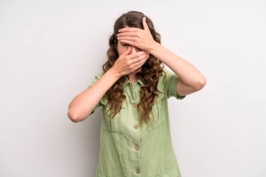 Genç ve güzel bir kadın kameraya hayır diyen iki eliyle yüzünü kapatıyor! Resimler reddediliyor ya da yasaklanıyor