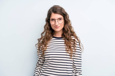 Genç ve güzel bir kadın gururlu, kendinden emin, havalı, küstah ve kibirli görünüyor, gülümsüyor, başarılı hissediyor