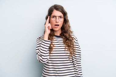 Genç ve güzel bir kadın şaşırmış, ağzı açık, şok olmuş, yeni bir düşünce, fikir ya da konsept keşfediyor.