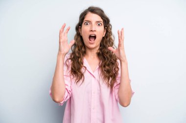 Genç ve güzel bir kadın ellerini havaya kaldırıp bağırıyor. Öfkeli, sinirli, stresli ve üzgün.