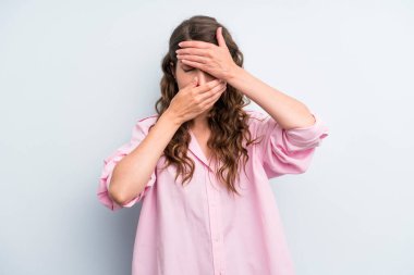 Genç ve güzel bir kadın kameraya hayır diyen iki eliyle yüzünü kapatıyor! Resimler reddediliyor ya da yasaklanıyor